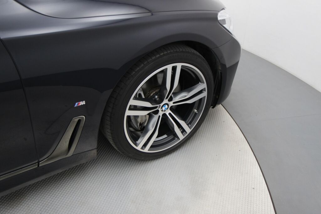 BMW 740 2016 G12 Sedan 740Le iPerformance A xDrive Business Exclusive / M Sport / Comfort istuimet edessä ja takana / Panorama / HUD / ACC /