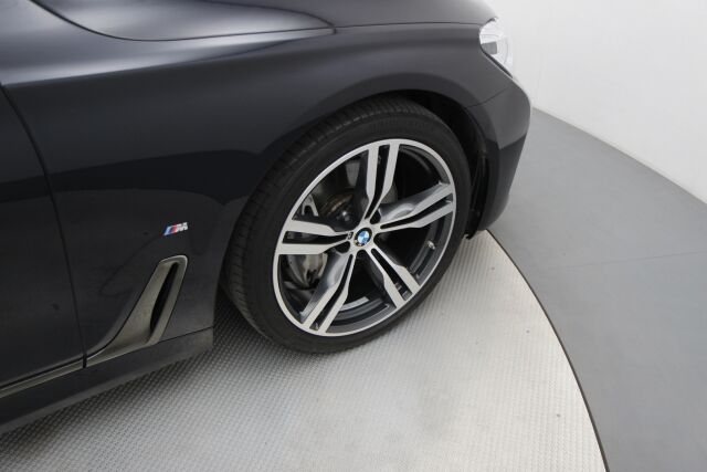 BMW 740 2016 G12 Sedan 740Le iPerformance A xDrive Business Exclusive / M Sport / Comfort istuimet edessä ja takana / Panorama / HUD / ACC /