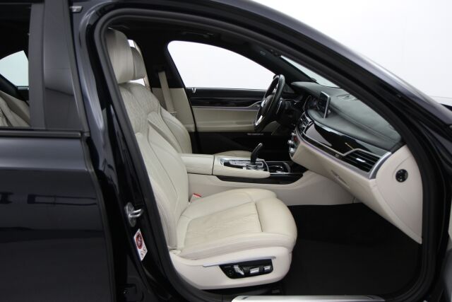 BMW 740 2016 G12 Sedan 740Le iPerformance A xDrive Business Exclusive / M Sport / Comfort istuimet edessä ja takana / Panorama / HUD / ACC /