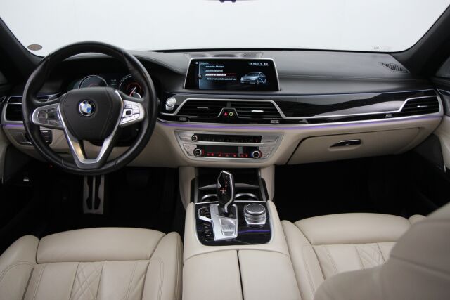 BMW 740 2016 G12 Sedan 740Le iPerformance A xDrive Business Exclusive / M Sport / Comfort istuimet edessä ja takana / Panorama / HUD / ACC /
