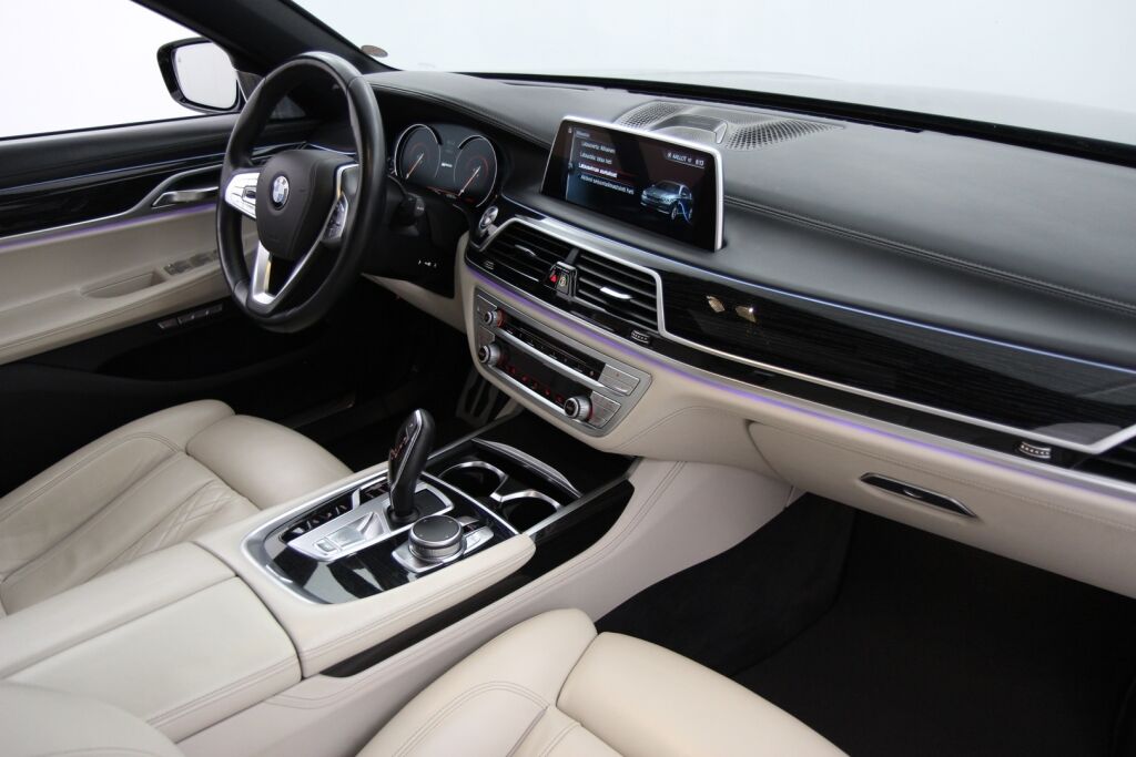 BMW 740 2016 G12 Sedan 740Le iPerformance A xDrive Business Exclusive / M Sport / Comfort istuimet edessä ja takana / Panorama / HUD / ACC /