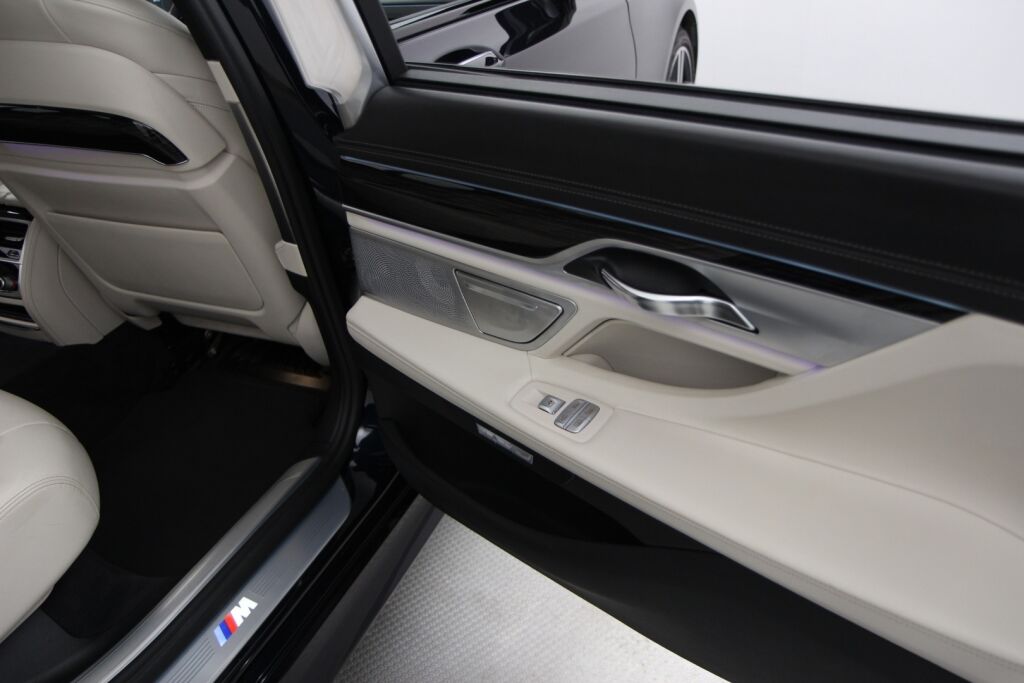 BMW 740 2016 G12 Sedan 740Le iPerformance A xDrive Business Exclusive / M Sport / Comfort istuimet edessä ja takana / Panorama / HUD / ACC /