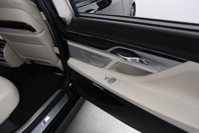 BMW 740 2016 G12 Sedan 740Le iPerformance A xDrive Business Exclusive / M Sport / Comfort istuimet edessä ja takana / Panorama / HUD / ACC /