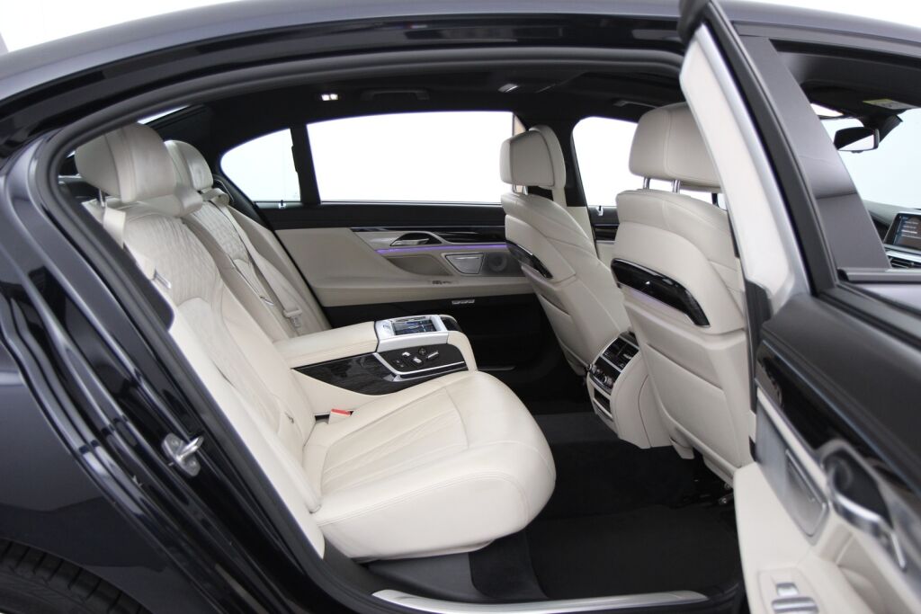 BMW 740 2016 G12 Sedan 740Le iPerformance A xDrive Business Exclusive / M Sport / Comfort istuimet edessä ja takana / Panorama / HUD / ACC /