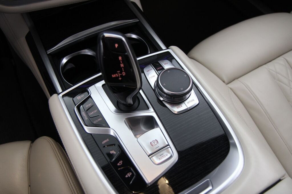 BMW 740 2016 G12 Sedan 740Le iPerformance A xDrive Business Exclusive / M Sport / Comfort istuimet edessä ja takana / Panorama / HUD / ACC /