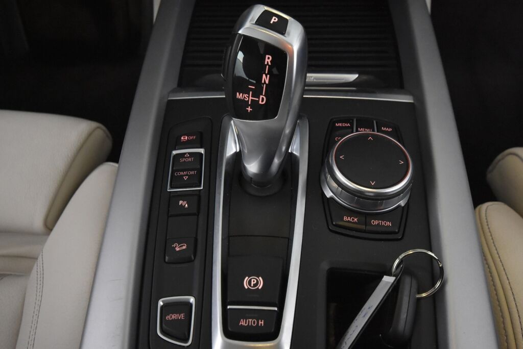 BMW X5 2017 F15 xDrive40e A / Pro navi / Kamera / Koukku / Panoraama / Ratinlämmitin / Harman&Kardon / Hyvin huollettu