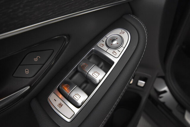 Mercedes-Benz GLC 2019 300 d 4MATIC A Business Coupé / Tehdaskoukku / Pelipaketti/ Navi / Sisätilan luxury-paketti
