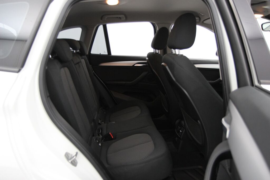 BMW X1 2020 F48 xDrive18d A Business / HUD / Navi Plus / Vetokoukku