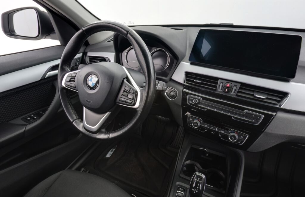 BMW X1 2020 F48 xDrive18d A Business / HUD / Navi Plus / Vetokoukku