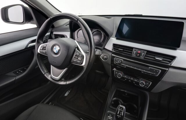BMW X1 2020 F48 xDrive18d A Business / HUD / Navi Plus / Vetokoukku