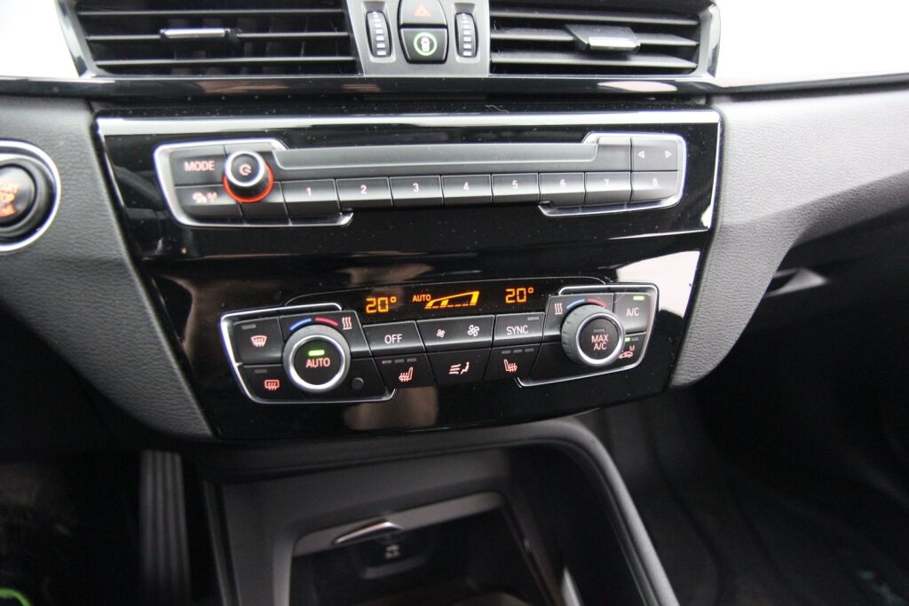 BMW X1 2020 F48 xDrive18d A Business / HUD / Navi Plus / Vetokoukku