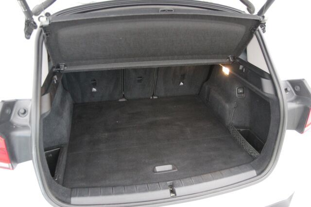 BMW X1 2020 F48 xDrive18d A Business / HUD / Navi Plus / Vetokoukku