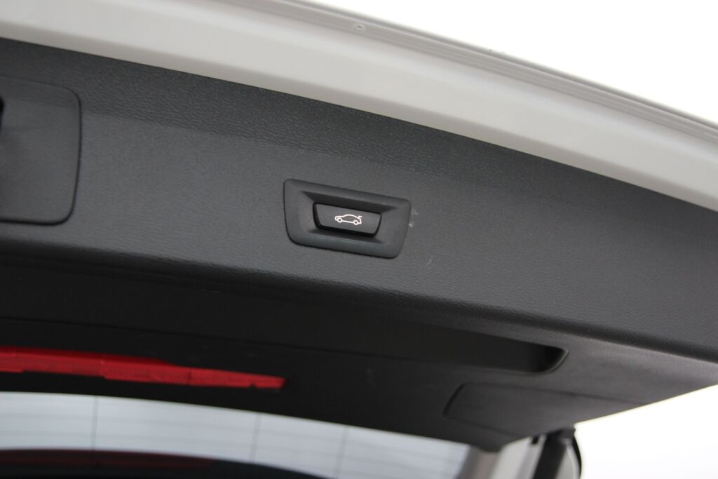 BMW X1 2020 F48 xDrive18d A Business / HUD / Navi Plus / Vetokoukku