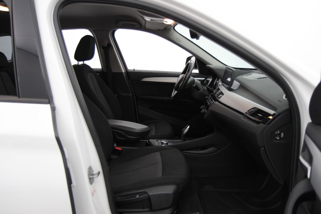 BMW X1 2020 F48 xDrive18d A Business / HUD / Navi Plus / Vetokoukku