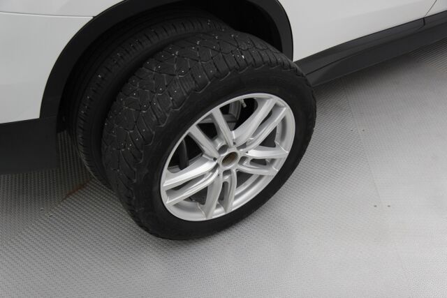 BMW X1 2020 F48 xDrive18d A Business / HUD / Navi Plus / Vetokoukku