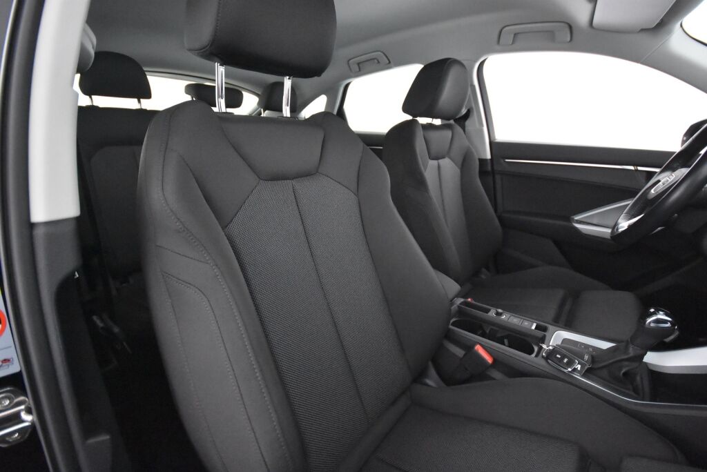 Audi Q3 2020 Sportback Business 35 TFSI 110kW MHEV S tronic / Kamera / Koukku / Webasto / Urheiluistuimet / Acc / Digimittari
