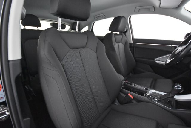Audi Q3 2020 Sportback Business 35 TFSI 110kW MHEV S tronic / Kamera / Koukku / Webasto / Urheiluistuimet / Acc / Digimittari