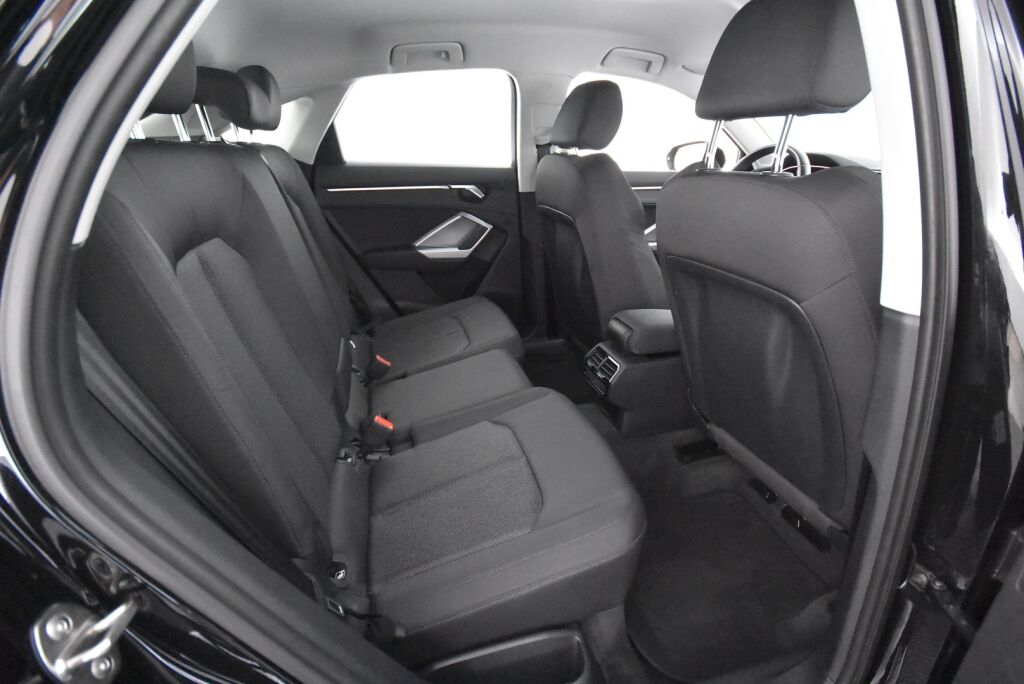 Audi Q3 2020 Sportback Business 35 TFSI 110kW MHEV S tronic / Kamera / Koukku / Webasto / Urheiluistuimet / Acc / Digimittari