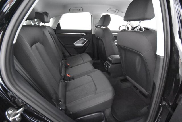 Audi Q3 2020 Sportback Business 35 TFSI 110kW MHEV S tronic / Kamera / Koukku / Webasto / Urheiluistuimet / Acc / Digimittari