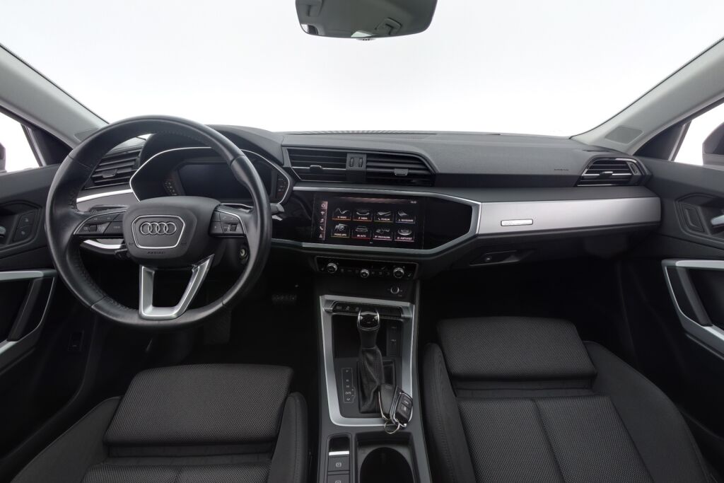 Audi Q3 2020 Sportback Business 35 TFSI 110kW MHEV S tronic / Kamera / Koukku / Webasto / Urheiluistuimet / Acc / Digimittari