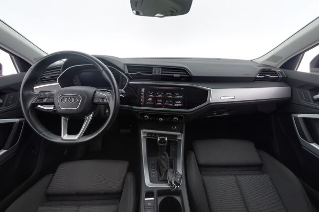 Audi Q3 2020 Sportback Business 35 TFSI 110kW MHEV S tronic / Kamera / Koukku / Webasto / Urheiluistuimet / Acc / Digimittari