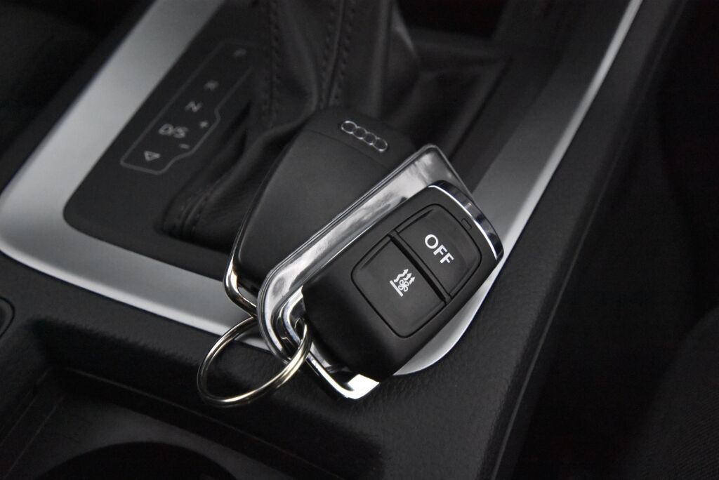 Audi Q3 2020 Sportback Business 35 TFSI 110kW MHEV S tronic / Kamera / Koukku / Webasto / Urheiluistuimet / Acc / Digimittari