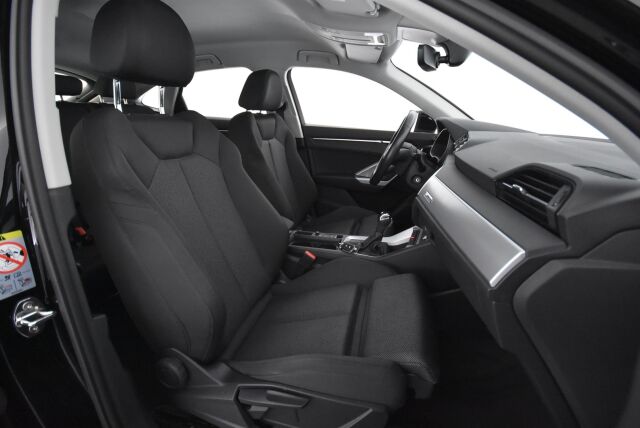 Audi Q3 2020 Sportback Business 35 TFSI 110kW MHEV S tronic / Kamera / Koukku / Webasto / Urheiluistuimet / Acc / Digimittari
