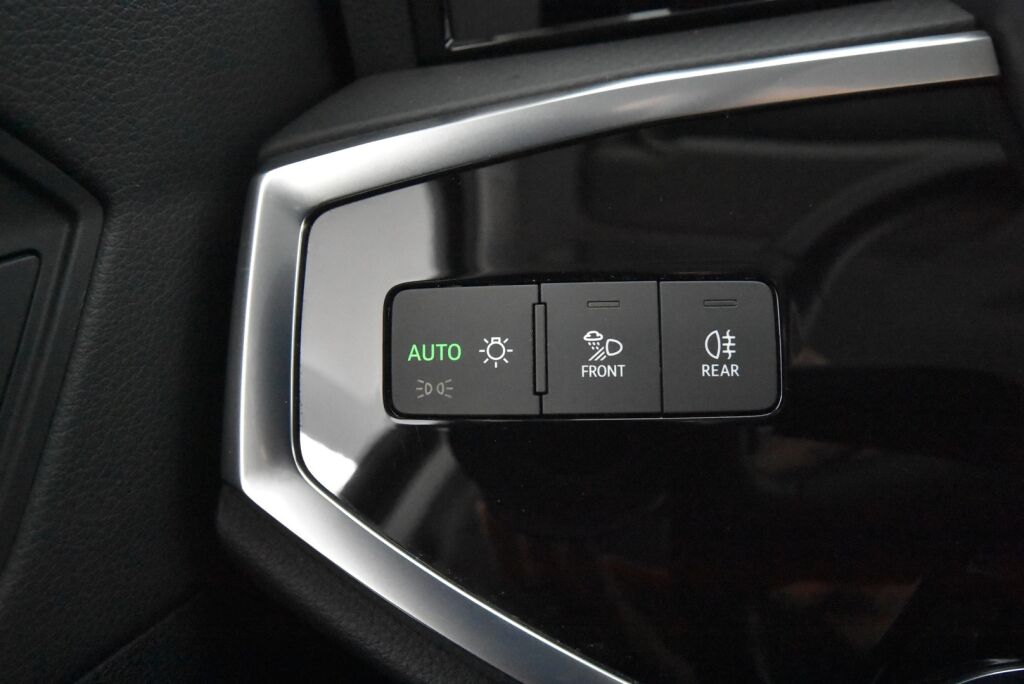 Audi Q3 2020 Sportback Business 35 TFSI 110kW MHEV S tronic / Kamera / Koukku / Webasto / Urheiluistuimet / Acc / Digimittari