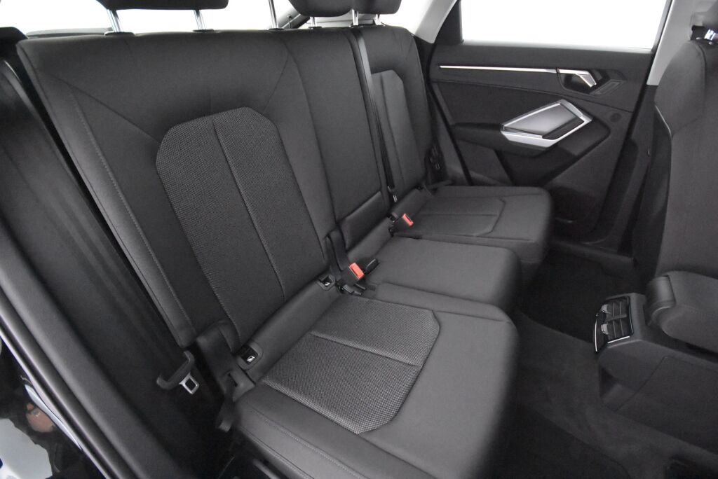 Audi Q3 2020 Sportback Business 35 TFSI 110kW MHEV S tronic / Kamera / Koukku / Webasto / Urheiluistuimet / Acc / Digimittari