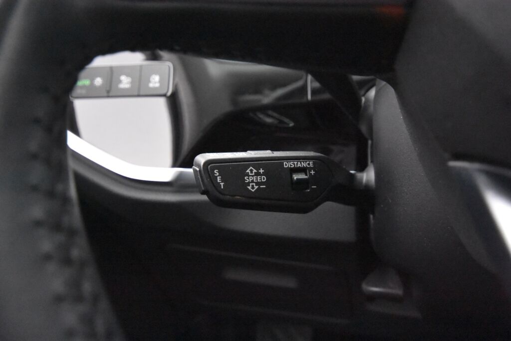 Audi Q3 2020 Sportback Business 35 TFSI 110kW MHEV S tronic / Kamera / Koukku / Webasto / Urheiluistuimet / Acc / Digimittari