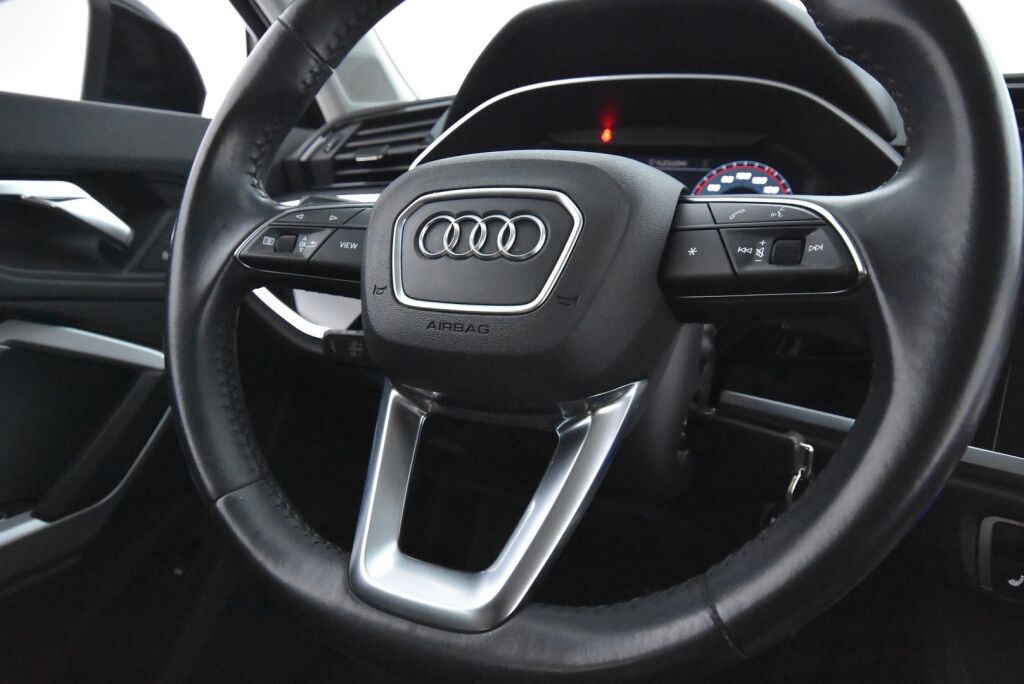 Audi Q3 2020 Sportback Business 35 TFSI 110kW MHEV S tronic / Kamera / Koukku / Webasto / Urheiluistuimet / Acc / Digimittari