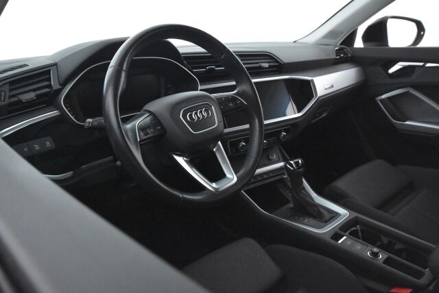 Audi Q3 2020 Sportback Business 35 TFSI 110kW MHEV S tronic / Kamera / Koukku / Webasto / Urheiluistuimet / Acc / Digimittari