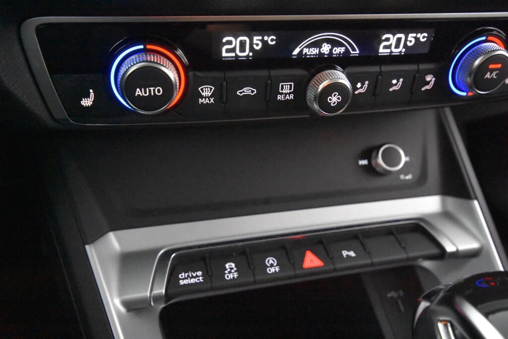 Audi Q3 2020 Sportback Business 35 TFSI 110kW MHEV S tronic / Kamera / Koukku / Webasto / Urheiluistuimet / Acc / Digimittari