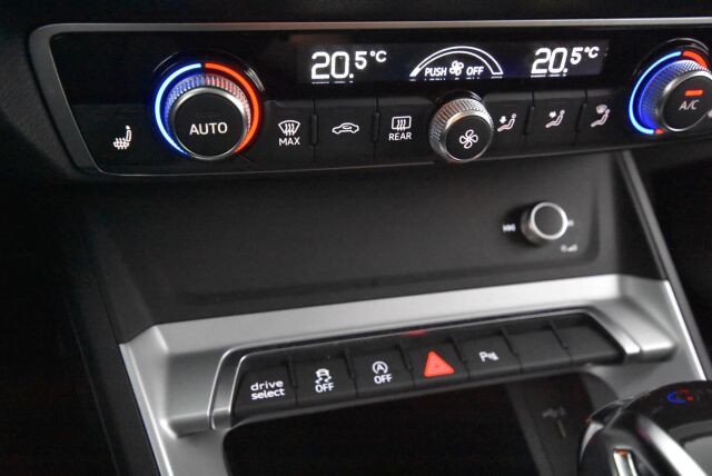 Audi Q3 2020 Sportback Business 35 TFSI 110kW MHEV S tronic / Kamera / Koukku / Webasto / Urheiluistuimet / Acc / Digimittari