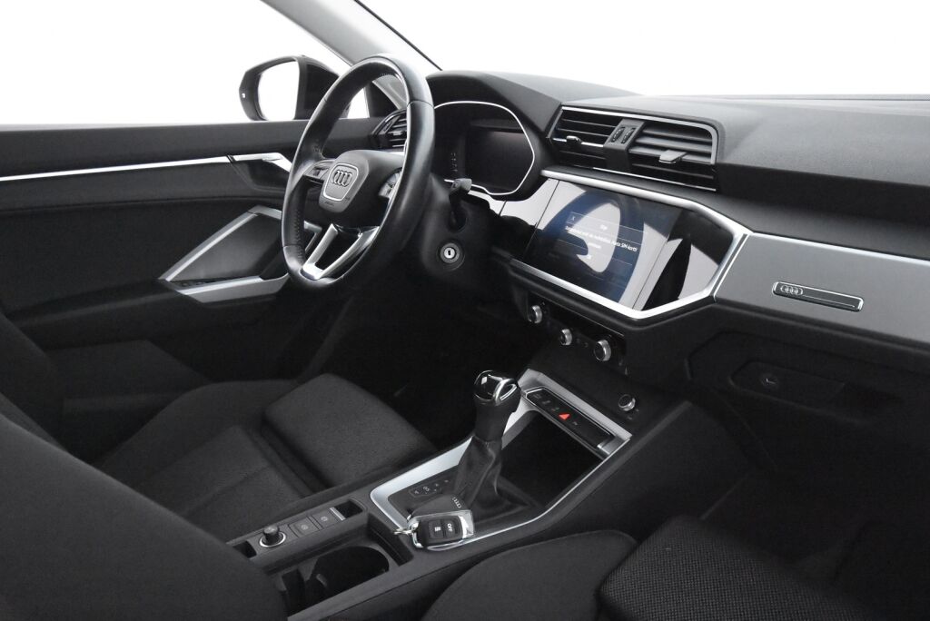 Audi Q3 2020 Sportback Business 35 TFSI 110kW MHEV S tronic / Kamera / Koukku / Webasto / Urheiluistuimet / Acc / Digimittari