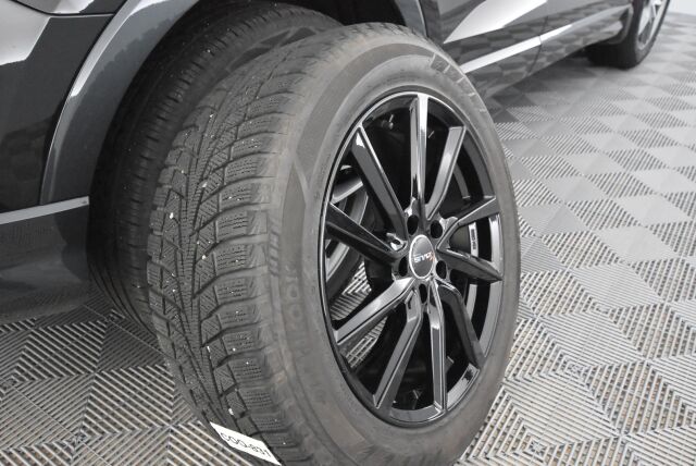 Audi Q3 2020 Sportback Business 35 TFSI 110kW MHEV S tronic / Kamera / Koukku / Webasto / Urheiluistuimet / Acc / Digimittari