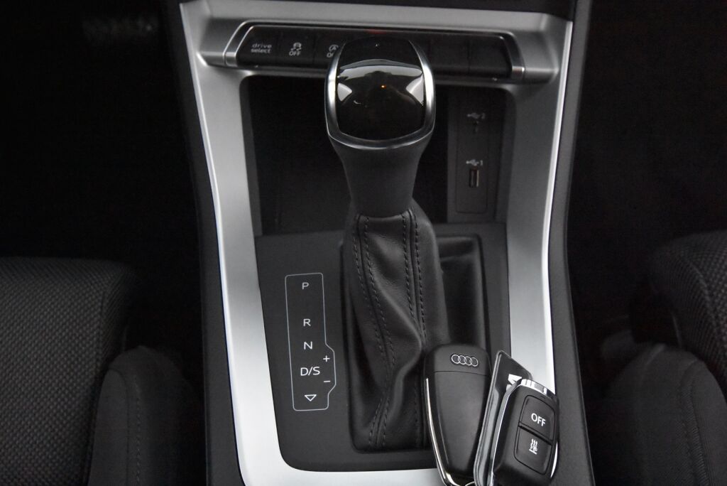 Audi Q3 2020 Sportback Business 35 TFSI 110kW MHEV S tronic / Kamera / Koukku / Webasto / Urheiluistuimet / Acc / Digimittari