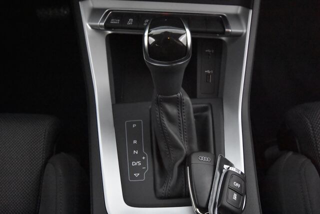 Audi Q3 2020 Sportback Business 35 TFSI 110kW MHEV S tronic / Kamera / Koukku / Webasto / Urheiluistuimet / Acc / Digimittari