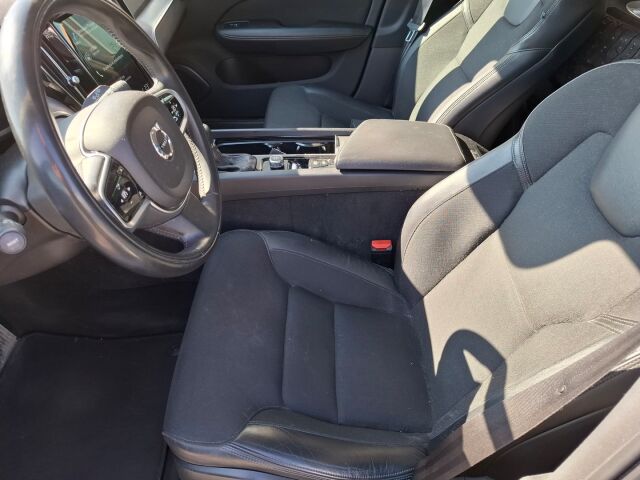Volvo V60 2019 D3 AWD Momentum aut / Koukku / Navi / Webasto /