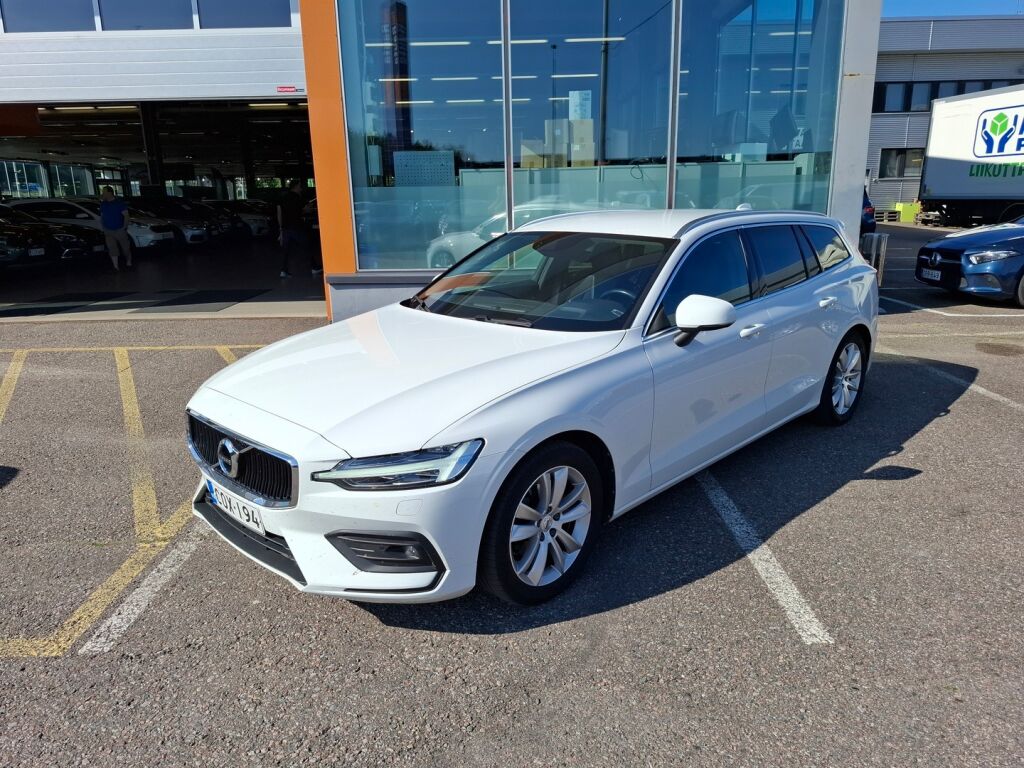 Volvo V60 2019 D3 AWD Momentum aut / Koukku / Navi / Webasto /