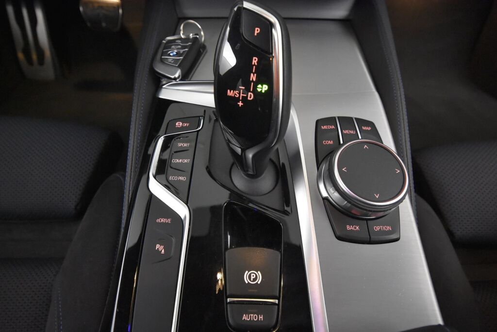 BMW 530 2020 G30 Sedan 530e xDrive A Charged Edition M Sport / Harman Kardon / Navigointi / Isommalla akulla / LED-ajovalot