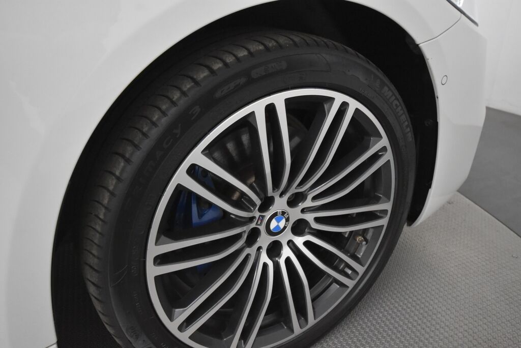 BMW 530 2020 G30 Sedan 530e xDrive A Charged Edition M Sport / Harman Kardon / Navigointi / Isommalla akulla / LED-ajovalot