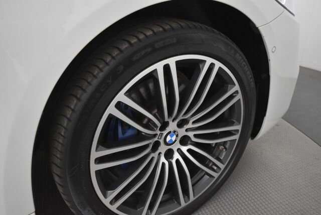 BMW 530 2020 G30 Sedan 530e xDrive A Charged Edition M Sport / Harman Kardon / Navigointi / Isommalla akulla / LED-ajovalot