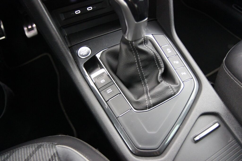 Volkswagen Tiguan 2021 R-Line 1,5 TSI 110 kW DSG-automaatti / ACC / Webasto /  Tutkat / Huoltokirja /