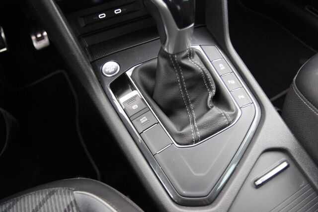 Volkswagen Tiguan 2021 R-Line 1,5 TSI 110 kW DSG-automaatti / ACC / Webasto /  Tutkat / Huoltokirja /
