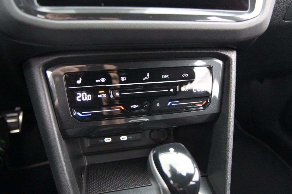 Volkswagen Tiguan 2021 R-Line 1,5 TSI 110 kW DSG-automaatti / ACC / Webasto /  Tutkat / Huoltokirja /
