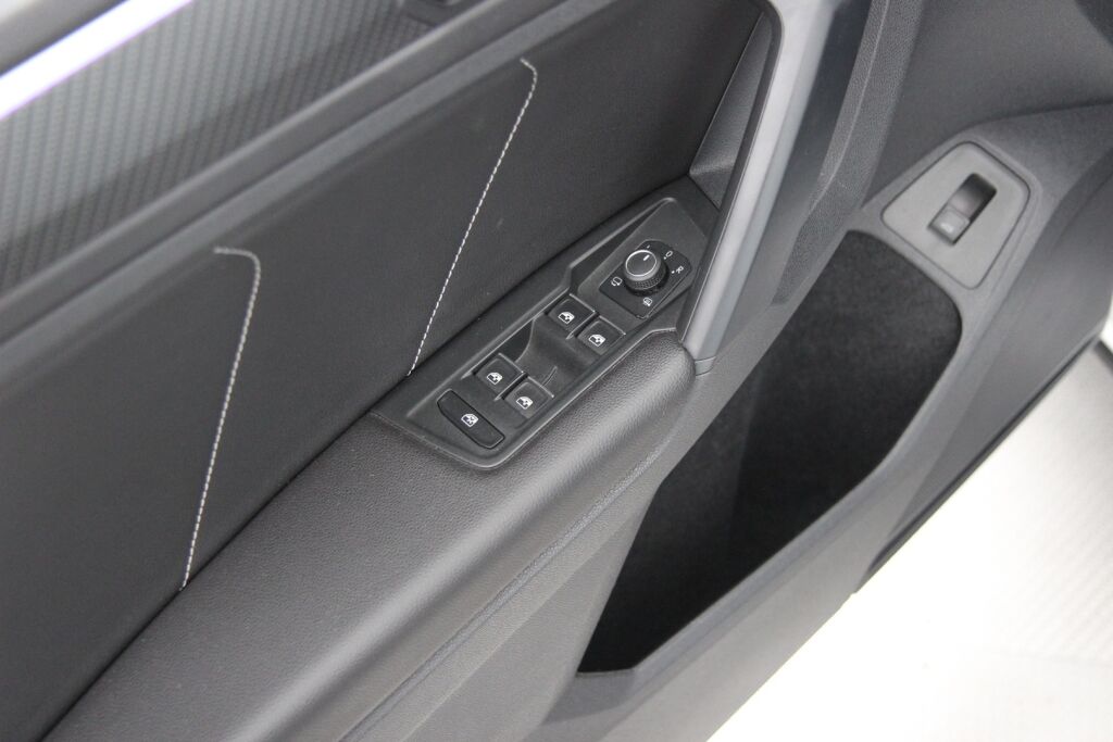 Volkswagen Tiguan 2021 R-Line 1,5 TSI 110 kW DSG-automaatti / ACC / Webasto /  Tutkat / Huoltokirja /
