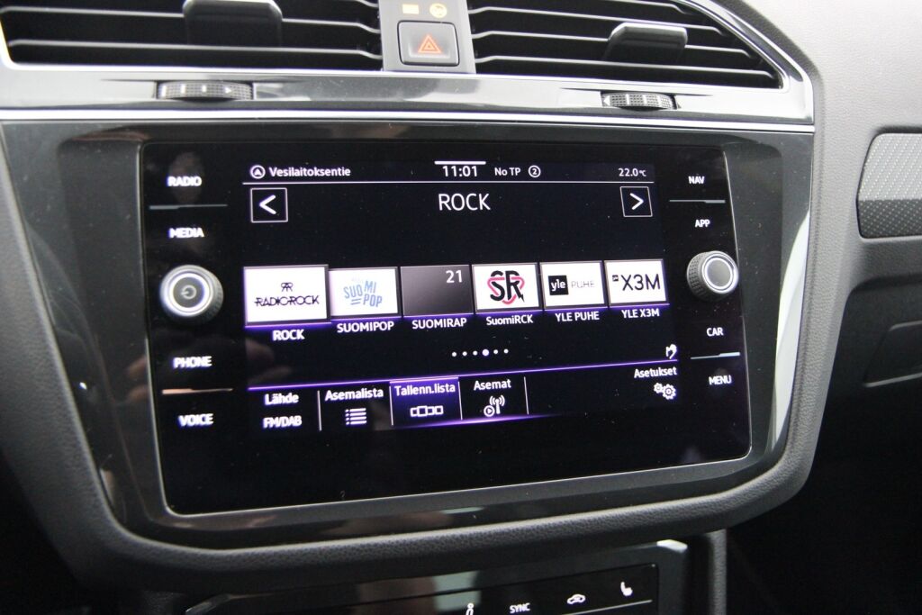 Volkswagen Tiguan 2021 R-Line 1,5 TSI 110 kW DSG-automaatti / ACC / Webasto /  Tutkat / Huoltokirja /