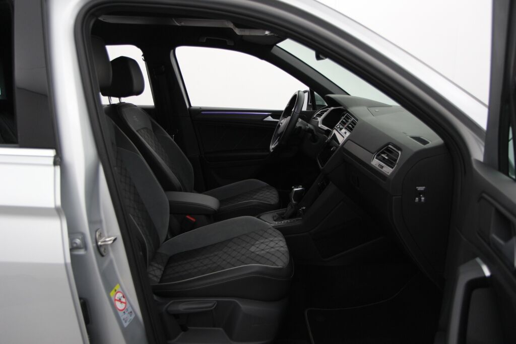 Volkswagen Tiguan 2021 R-Line 1,5 TSI 110 kW DSG-automaatti / ACC / Webasto /  Tutkat / Huoltokirja /