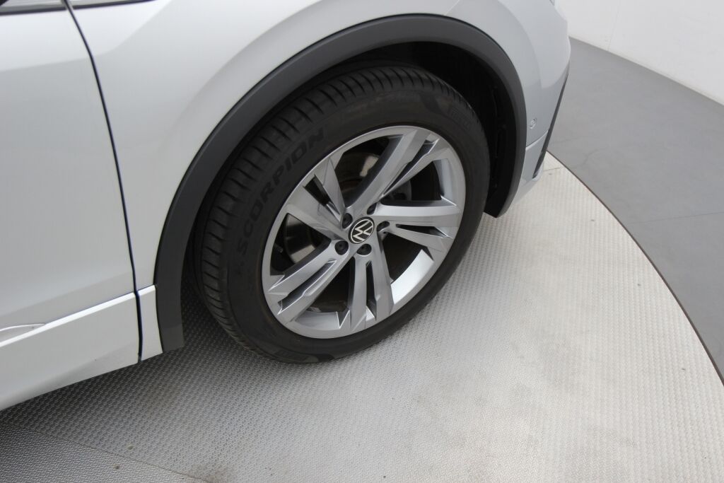 Volkswagen Tiguan 2021 R-Line 1,5 TSI 110 kW DSG-automaatti / ACC / Webasto /  Tutkat / Huoltokirja /